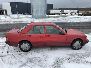 Mercedes-Benz 190E (4 foto / 12)