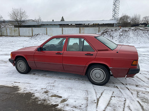 Mercedes-Benz 190E (7 foto / 12)
