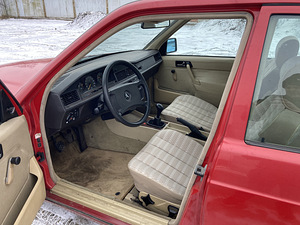 Mercedes-Benz 190E (9 foto / 12)