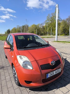 Toyota yaris 1.3 (1 foto / 15)