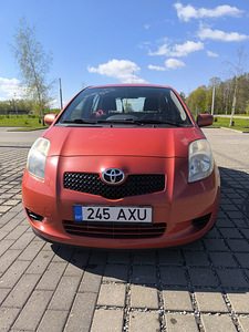 Toyota yaris 1.3 (2 foto / 15)