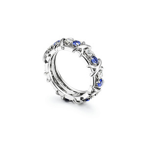 Valgest kullast sõrmus Tiffany & Co.™ siniste safiiridega (3 foto / 6)
