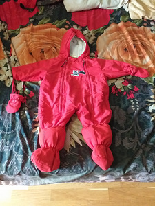 Красный комбинезон (2 фото из 2)