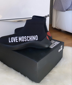 Love Moschino tossud (1 foto / 1)