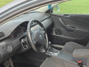 Helesinine automaatkastiga Volkswagen Passat 2005 (13 foto / 15)
