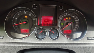 Helesinine automaatkastiga Volkswagen Passat 2005 (9 foto / 15)