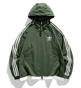 Adidas куртка (3 фото из 4)