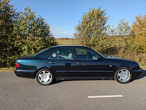Mercedes-Benz E300TD (2 foto / 11)