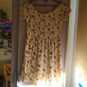 Желтое платье с цветочным принтом на лето