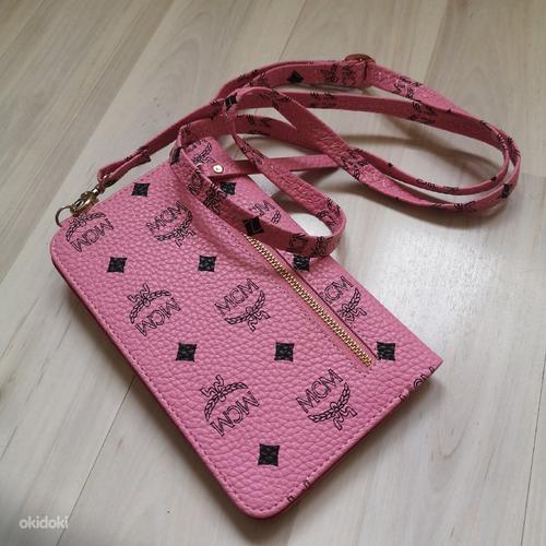 Розовый кошелек с ремешком (фото #1)