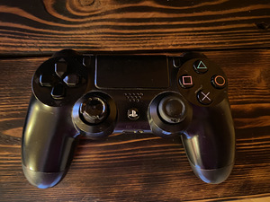 PlayStation 4 1TB (2 foto / 2)