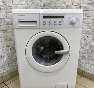 Korralik moodne kitsas pesumasin Electrolux Vision 4,5 kg (1 foto / 2)