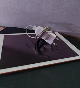 iPad 9,7" + коробка (2 фото из 5)
