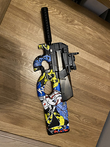 P90 kuulipilduja orbiidil (1 foto / 2)