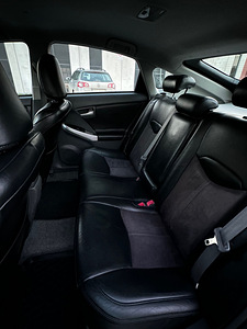 Toyota Prius 2010 (8 foto / 9)