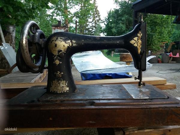 Старинный сундук и швейная машинка (фото #8)