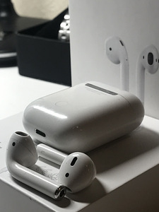 Apple Airpods 2 (5 фото из 5)