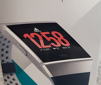 Новые смарт-часы FitBit Ionic Adidas edition