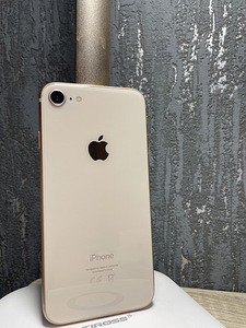 iPhone 8 (2 фото из 2)