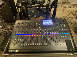 Behringer x32 (1 foto / 5)