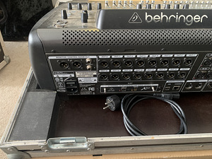 Behringer x32 (2 foto / 5)