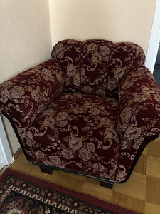 Продам комплект мягкой мебели со столом (2 фото из 3)