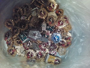 Продам значки (4 фото из 4)