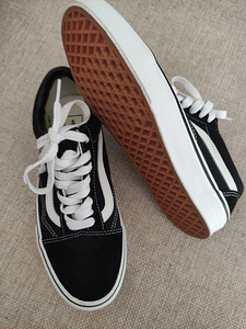 Женская обувь Vans (2 фото из 2)
