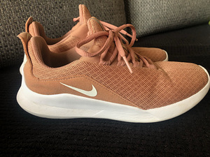 Кроссовки nike (1 фото из 2)