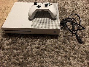 Xbox one s koos puldi ja kõrvaklappidega (2 foto / 3)