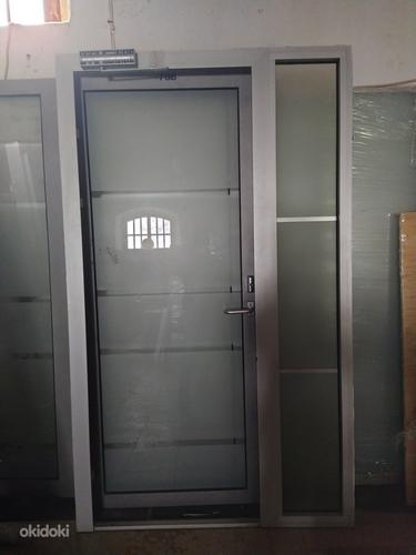 Металлические двери со стеклом (фото #1)