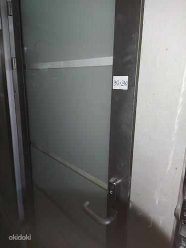 Металлические двери со стеклом (фото #5)