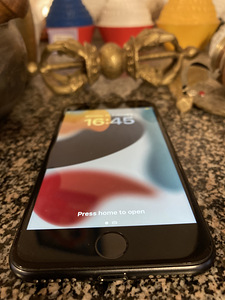 iPhone SE 2020 64GB (uus aku) (2 foto / 3)
