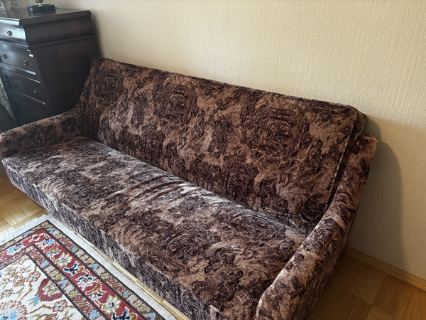 Подержанный диван в хорошем состоянии
