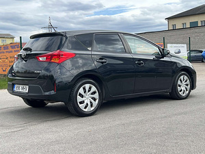 TOYOTA AURIS (7 фото из 11)