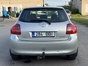 TOYOTA AURIS (8 фото из 11)
