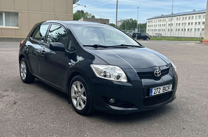 TOYOTA AURIS (2 фото из 10)