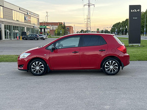 TOYOTA AURIS (4 фото из 11)