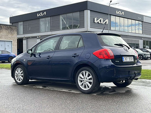 TOYOTA AURIS (6 фото из 10)