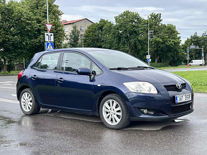 TOYOTA AURIS (2 фото из 10)