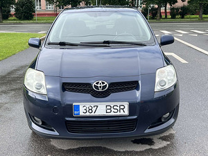 TOYOTA AURIS (3 фото из 10)