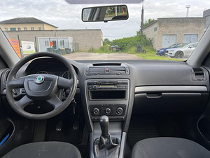 SKODA OCTAVIA (9 foto / 11)