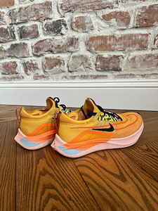 Ülimugavad ja stiilsed unisex jooksutossud: Nike Zoom Fly 4 (3 foto / 4)