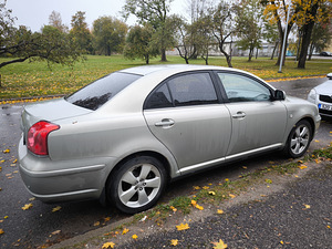 Toyota Avensis (5 foto / 10)