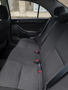 Toyota Avensis (8 foto / 10)