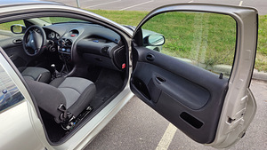 Peugeot 206. 1,1 bensiin. 2006 Läbisõit 153 tuhat km. (5 foto / 12)