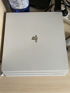 PS4 Pro + игры (1 фото из 2)