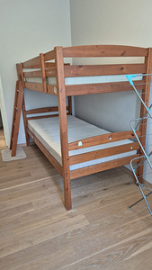 Kahekorruseline puidust voodi + IKEA madratsid (peaaegu uued (2 foto / 3)
