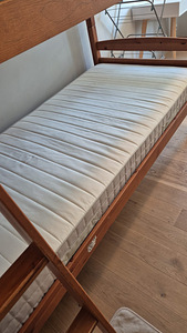 Kahekorruseline puidust voodi + IKEA madratsid (peaaegu uued (3 foto / 3)