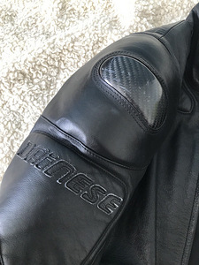 Nahast itaalia motojope Dainese suurus L (4 foto / 5)